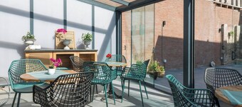 Réveillez-vous en plein cœur de Tilburg dans un lit d'hôtel confortable qui allie le charme du passé