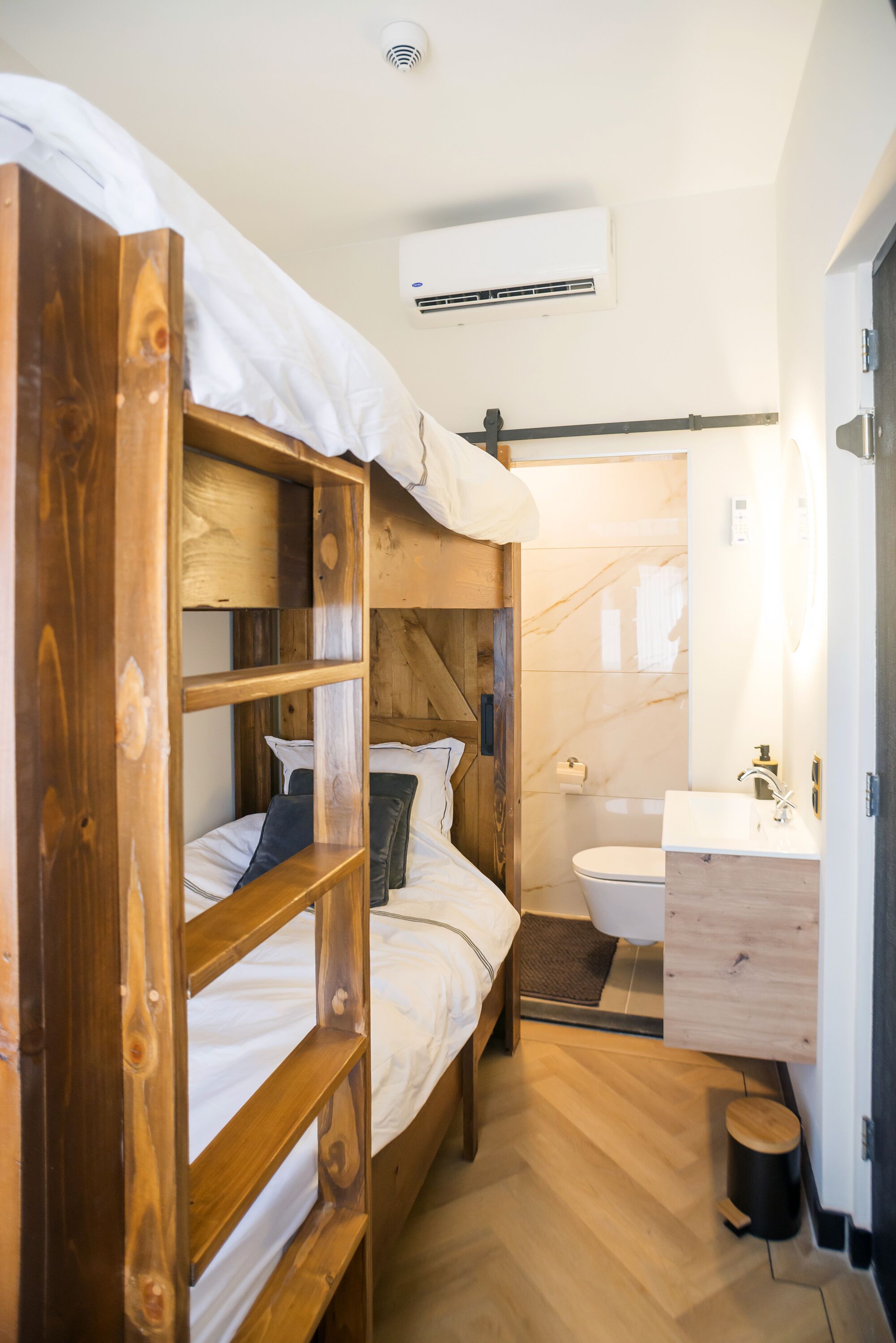 1 habitación, tabla de planchar con plancha, wifi gratis y ropa de cama 