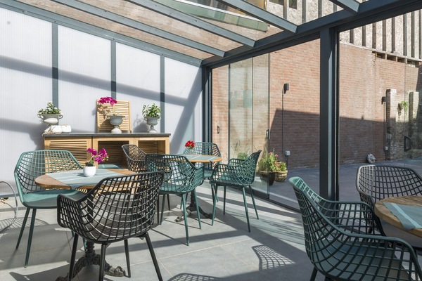 Relax and unwind in the shared seating area, perfect for enjoying a coffee or a good conversation.
Comfort en gemak komen samen—kamer met keuken toegang, vlakbij Poppodium 013 overnachten en het sprookjesachtige Efteling.
