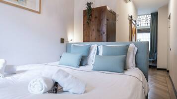 1 habitación, tabla de planchar con plancha, wifi gratis y ropa de cama