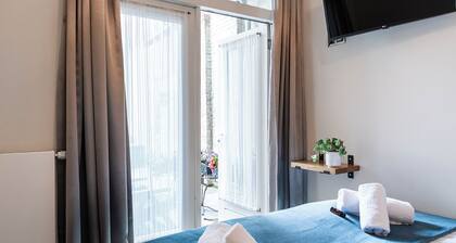 Stay in the center of Tilburg with fast Wi-Fi and an easy check-in