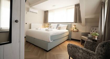 Bùtiment de 1920 récemment rénové avec un lit d'hÎtel queen-size, un patio et une cuisine partagée.