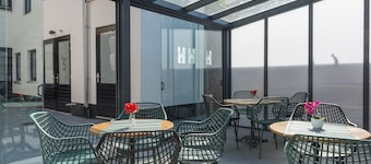Neu renoviertes Gebäude aus dem Jahr 1920 mit großem Hotelbett, Terrasse und Gemeinschaftsküche.