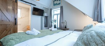 Bâtiment rénové datant de 1920 avec grand lit d’hôtel, patio et cuisine partagée. Surface : 16 m². Détendez-vous dans le patio cosy et profitez du centre-ville animé juste à l’extérieur, avec magasins, restaurants et Poppodium 013 à proximité.