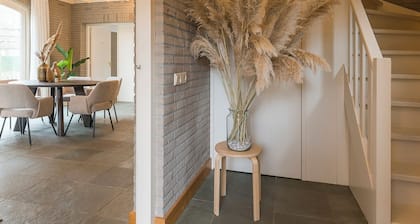Spacious countryside stay near Boxtel with lake views, free parking and fast Wi-Fi. Quiet, comfortable and perfect for a relaxing getaway.