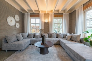 TV, offices - Stunning Catena property with private lakes (Boxtel)