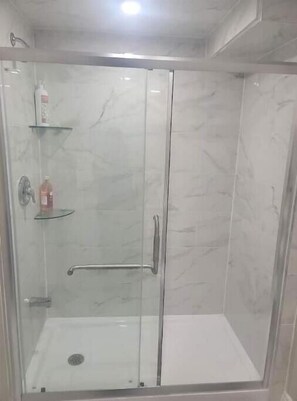 Secador de pelo, jabón, shampoo, papel higiénico