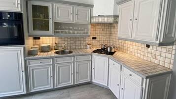 Frigorífico, microondas, horno y placa de cocina