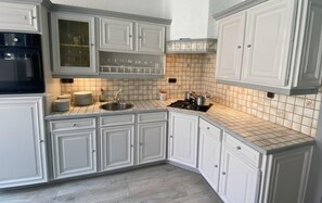 Kühlschrank, Mikrowelle, Ofen, Herdplatte