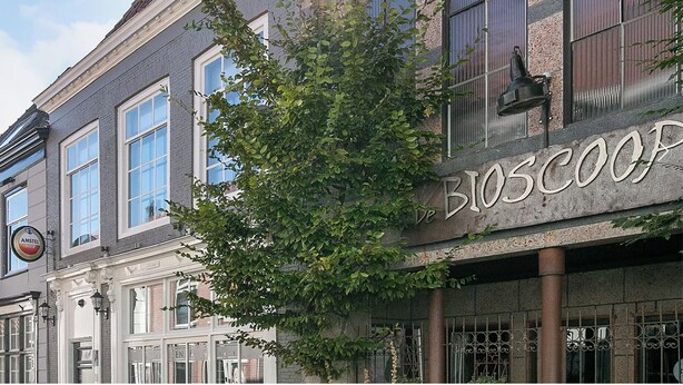 Un bâtiment sur lequel on peut lire l’inscription « BIOSCOOP De ».