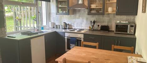 Chalet | Cucina privata | Frigorifero, microonde, forno, piano cottura