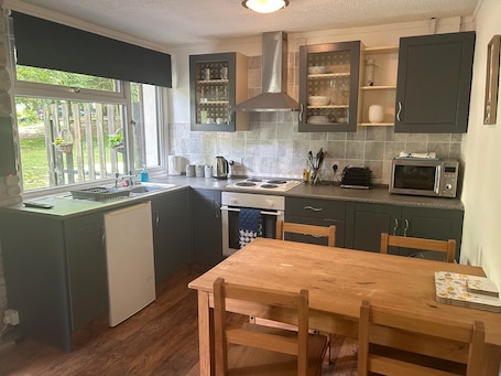 Chalet | Private kitchen | Fridge, microwave, oven, stovetop