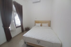 Deluxe Double Room | Free WiFi, bed sheets - Hotel O Salma Homestay Syariah Near alun alun kota purwokerto (Purwokerto)