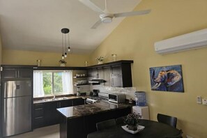 Fridge, microwave, oven, stovetop - Covered Patio, Private Pool, 2 Bed, 2 Bath (Sosúa)