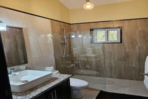 Towels, soap, toilet paper - Covered Patio, Private Pool, 2 Bed, 2 Bath (Sosúa)