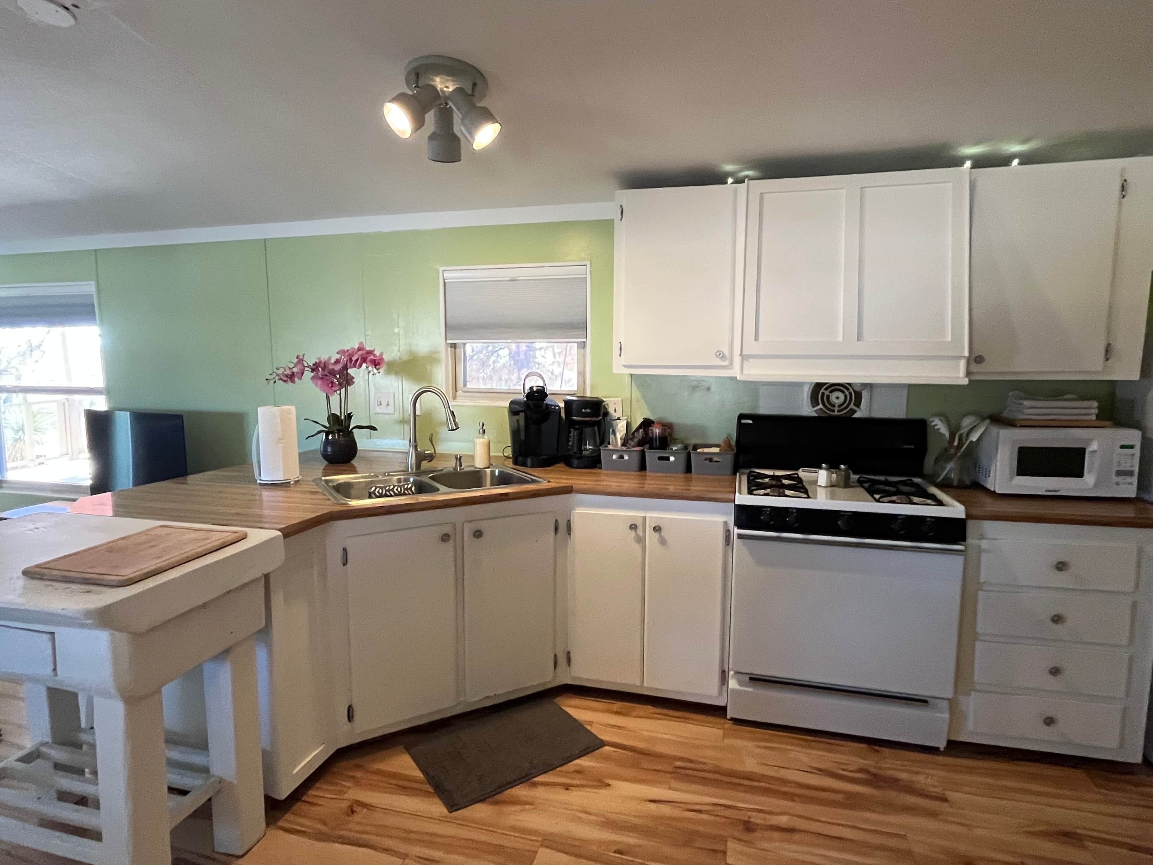 Réfrigérateur, micro-ondes, plaque de cuisson, cafetière/bouilloire