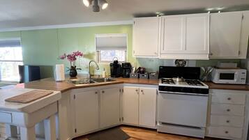 Réfrigérateur, micro-ondes, plaque de cuisson, cafetière/bouilloire