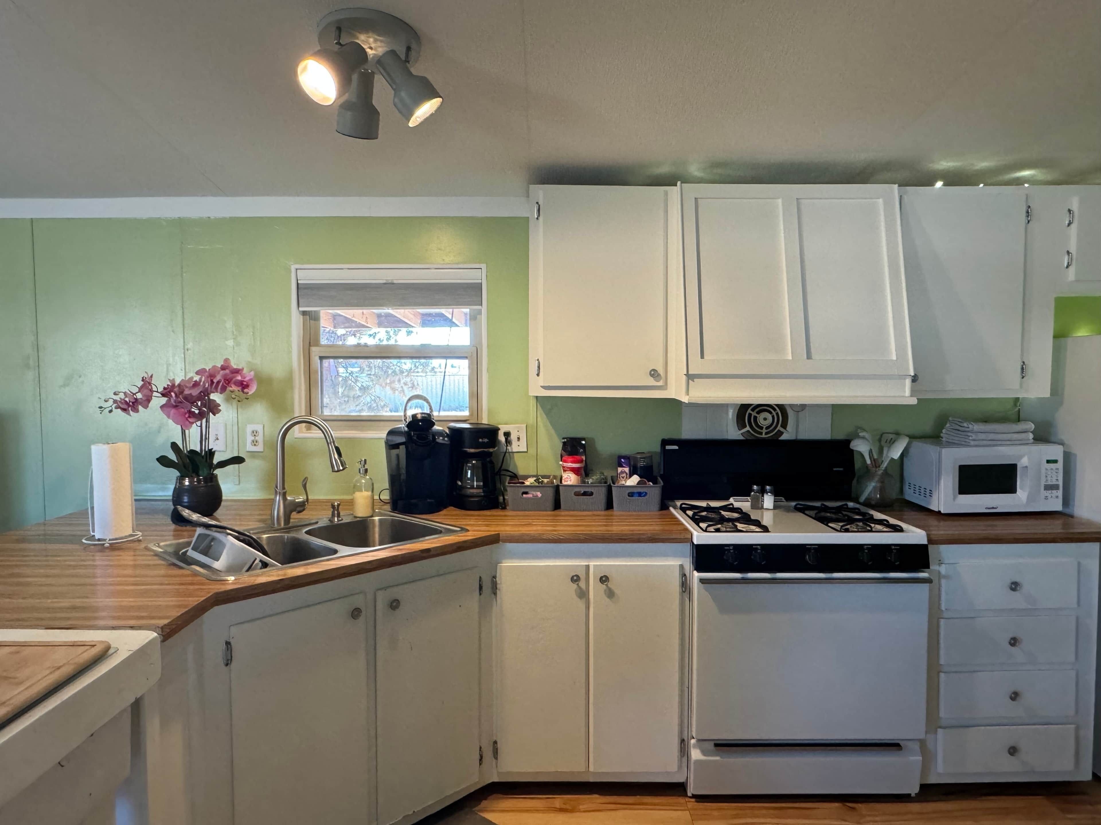 Jääkaappi, mikroaaltouuni, liesi, kahvin-/teenkeitin