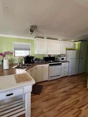 Refrigerador, microondas, parrilla de estufa y cafetera y tetera 