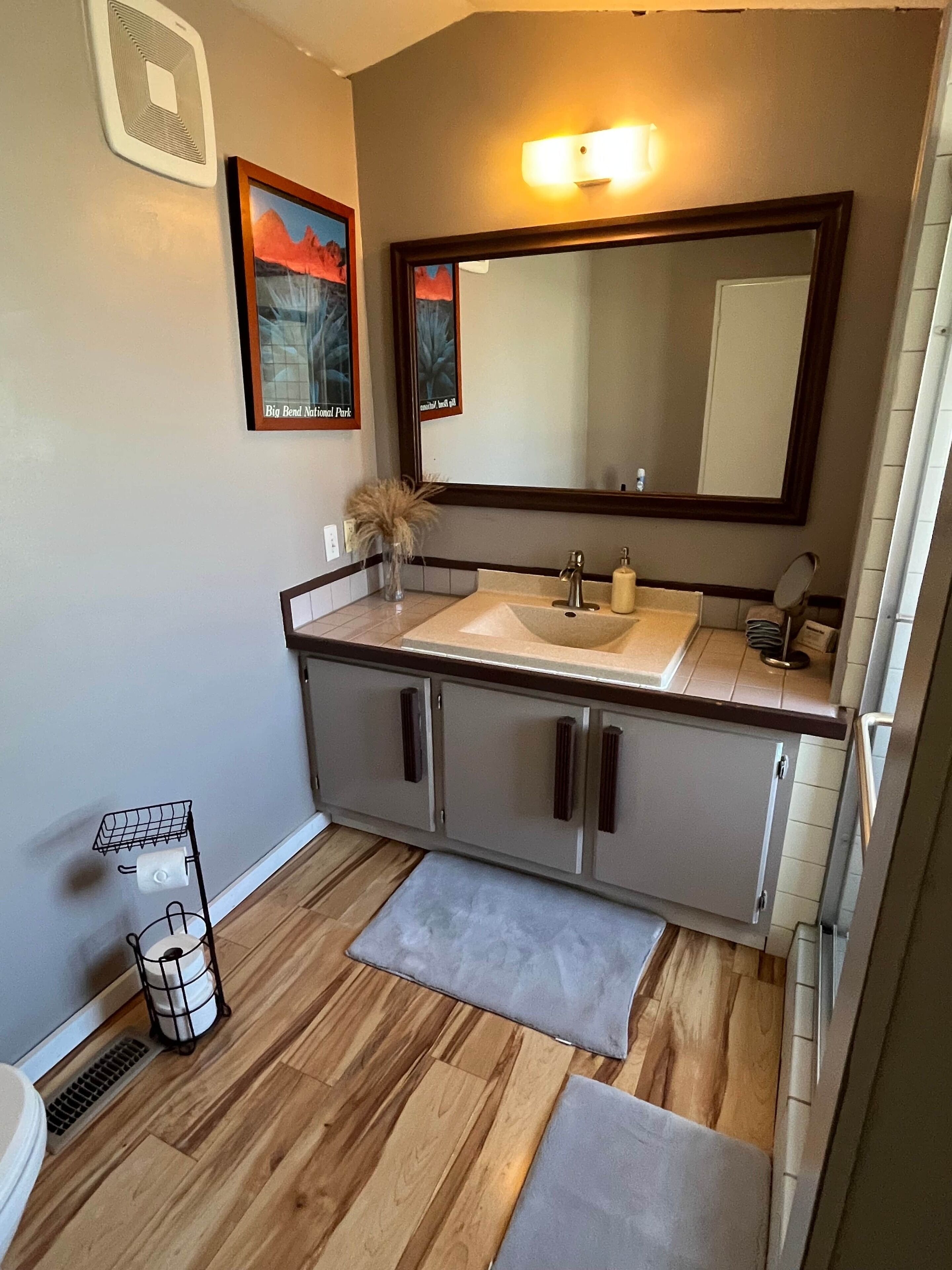 Douche, sèche-cheveux, serviettes fournies