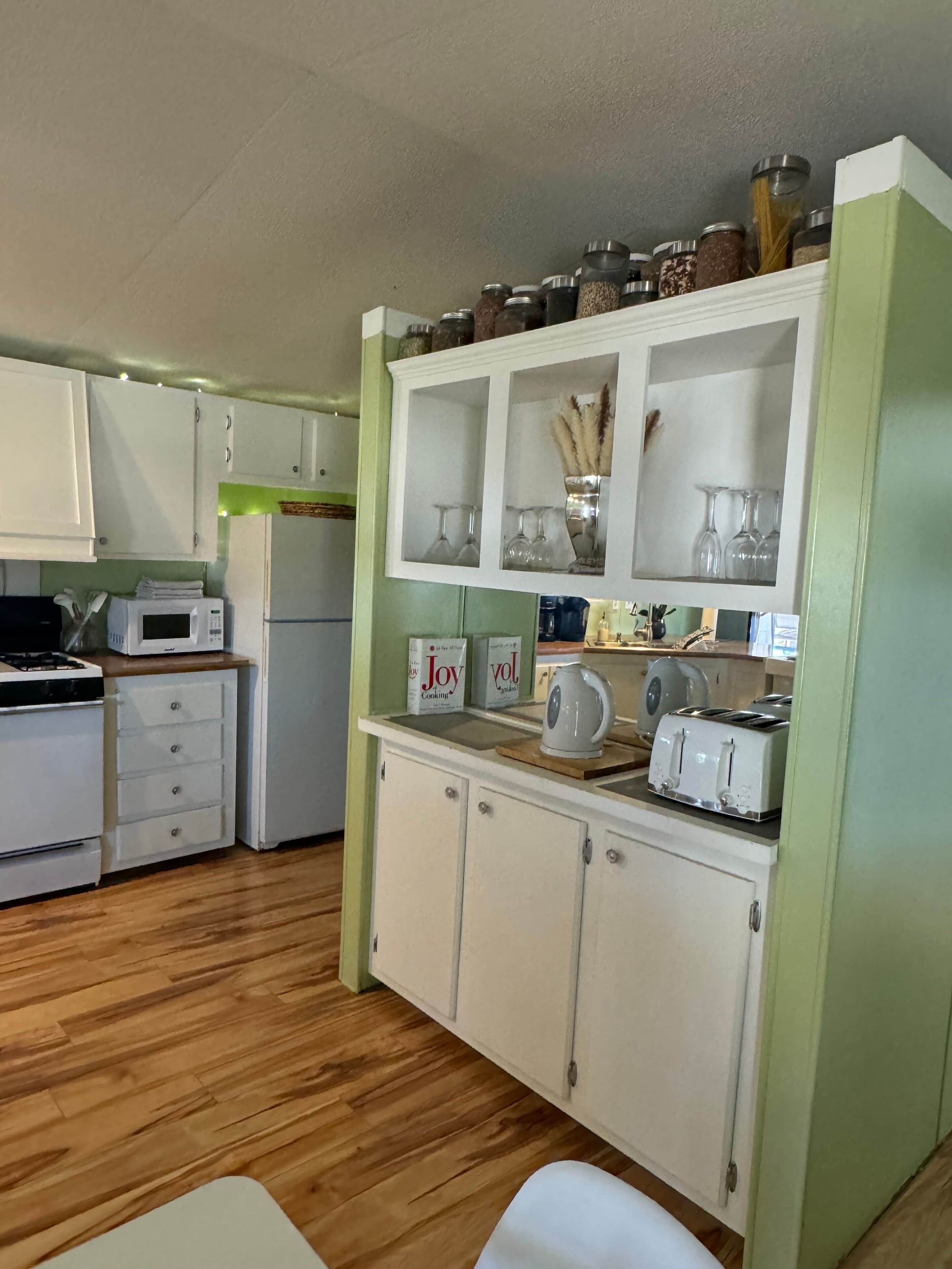 Kühlschrank, Mikrowelle, Herdplatte, Wasserkocher mit Kaffee-/Teezubehör