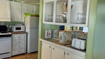 Kühlschrank, Mikrowelle, Herdplatte, Wasserkocher mit Kaffee-/Teezubehör