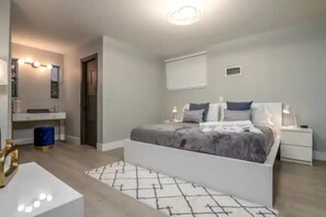 4 bedrooms, desk, iron/ironing board, WiFi