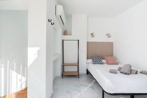 1 bedroom, bed sheets - Dos de mayo - One Bedroom Apartment, Sleeps 3 (Sevilla)