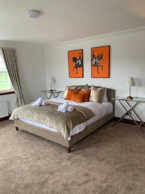 5 bedrooms, desk, iron/ironing board, travel crib - Coylebrae House (Coylton)