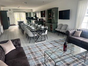 تلفزيون ذكي، مدفأة، تنس طاولة