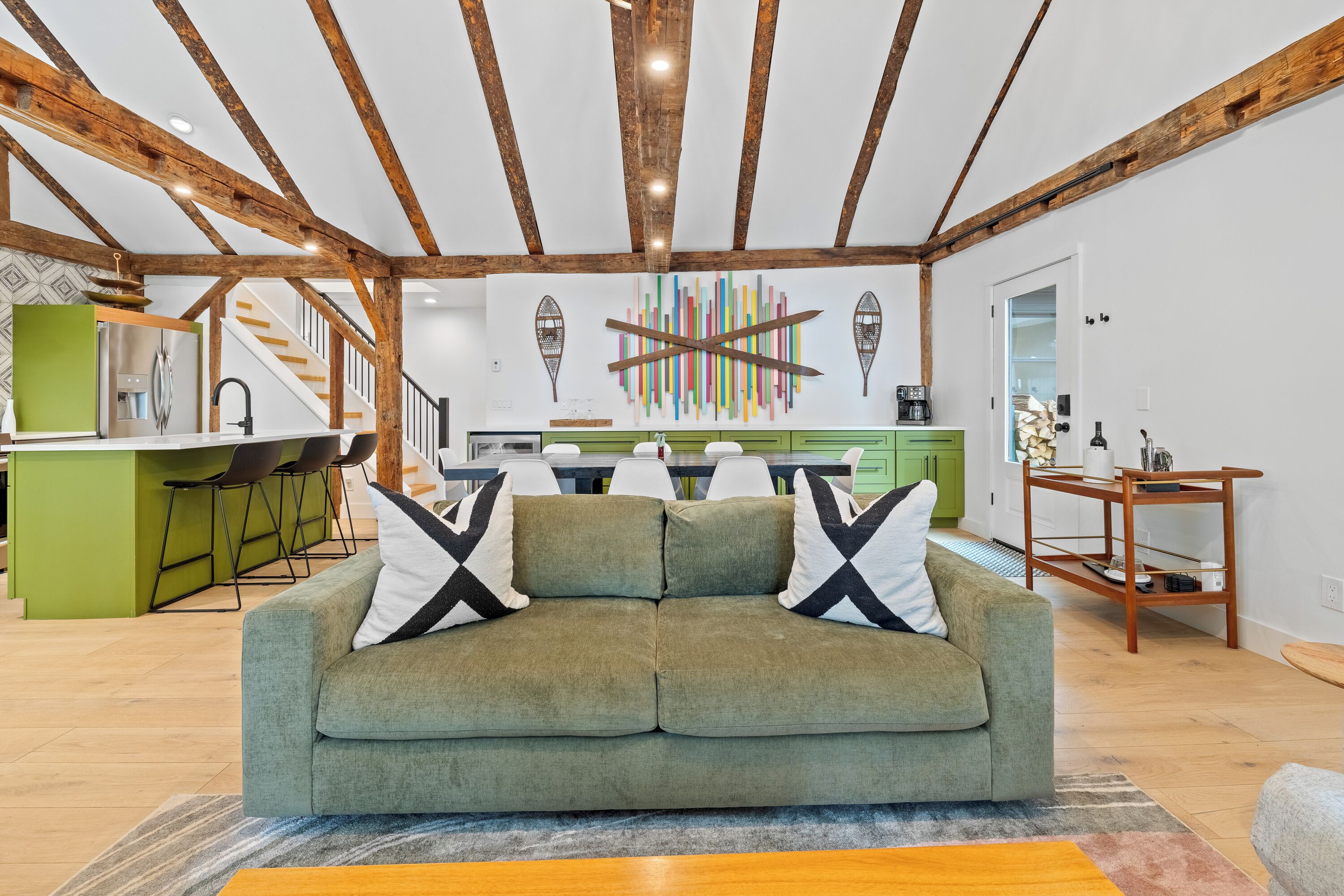 Smart TV, fireplace, books, music library