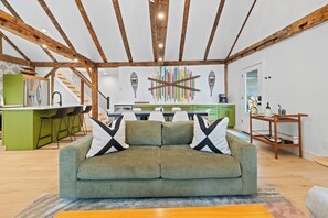 智能电视、壁炉、书、音乐库