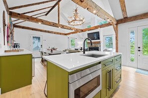 冰箱、微波炉、烤箱、炉灶