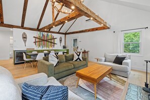Smart TV, fireplace, books, music library - Vermont Summer Escape - Sleeps 8 with FirePit, Hot Tub, and Pet Friendly! (Winhall)