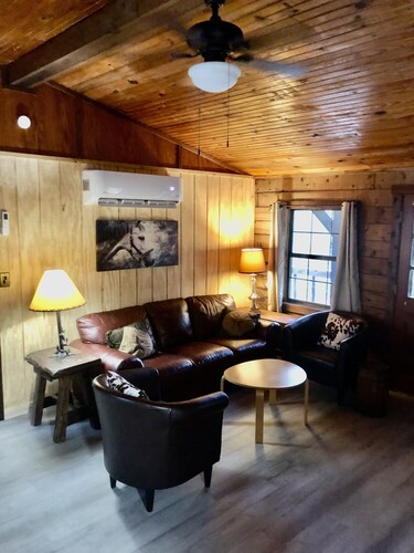 Cedar Ridge Log Cabin on 14 acres - Pet Friendly!