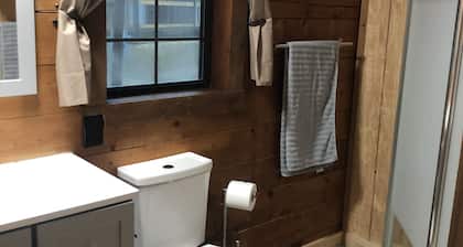 Cedar Ridge Log Cabin on 14 acres - Pet Friendly!