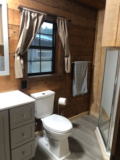 Cedar Ridge Log Cabin on 14 acres - Pet Friendly!