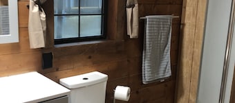 Cedar Ridge Log Cabin on 14 acres - Pet Friendly!
