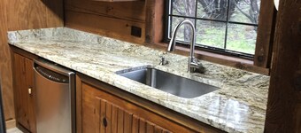 Cedar Ridge Log Cabin on 14 acres - Pet Friendly!