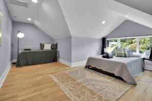 5 bedrooms, desk, iron/ironing board, travel crib - Emmy’s House - Modern Farm House near Paris Mtn (Greenville)