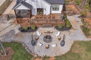 Outdoor dining - Emmy’s House - Modern Farm House near Paris Mtn (Greenville)