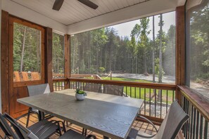 Outdoor dining - Emmy’s House - Modern Farm House near Paris Mtn (Greenville)