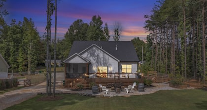 Emmy’s House - Modern Farm House near Paris Mtn