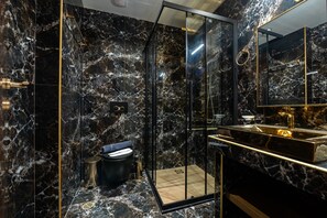 Horizon Suite | Baño | Secadora de cabello, pantuflas, toallas, papel de baño 