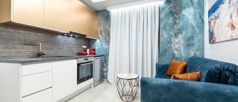 Suite | Privékeuken | Een minikoelkast, een oven, een kookplaat, een waterkoker