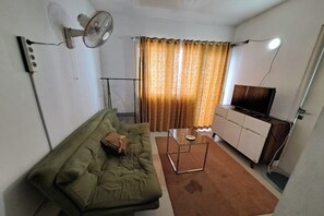 Familiesuite | Oppholdsområde | En 32-tommers Flatskjerm-TV med kabel-kanaler