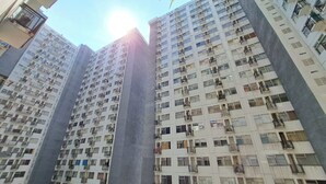 Ein Hochhaus mit mehreren Balkonen und einem zentralen Kern.