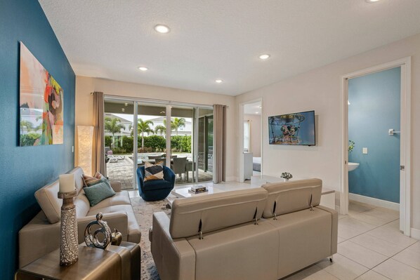 TV - Amazing 6 Bedroom House Pool and BBQ 2401 (Kissimmee)