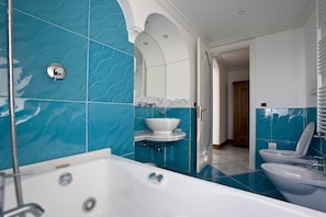 Dusche, Whirlpool, Haartrockner, Bidet