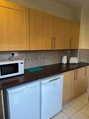 House | Private kitchen | Fridge, microwave, oven, stovetop - Lovely 2-bed House in Liverpool (Liverpool)